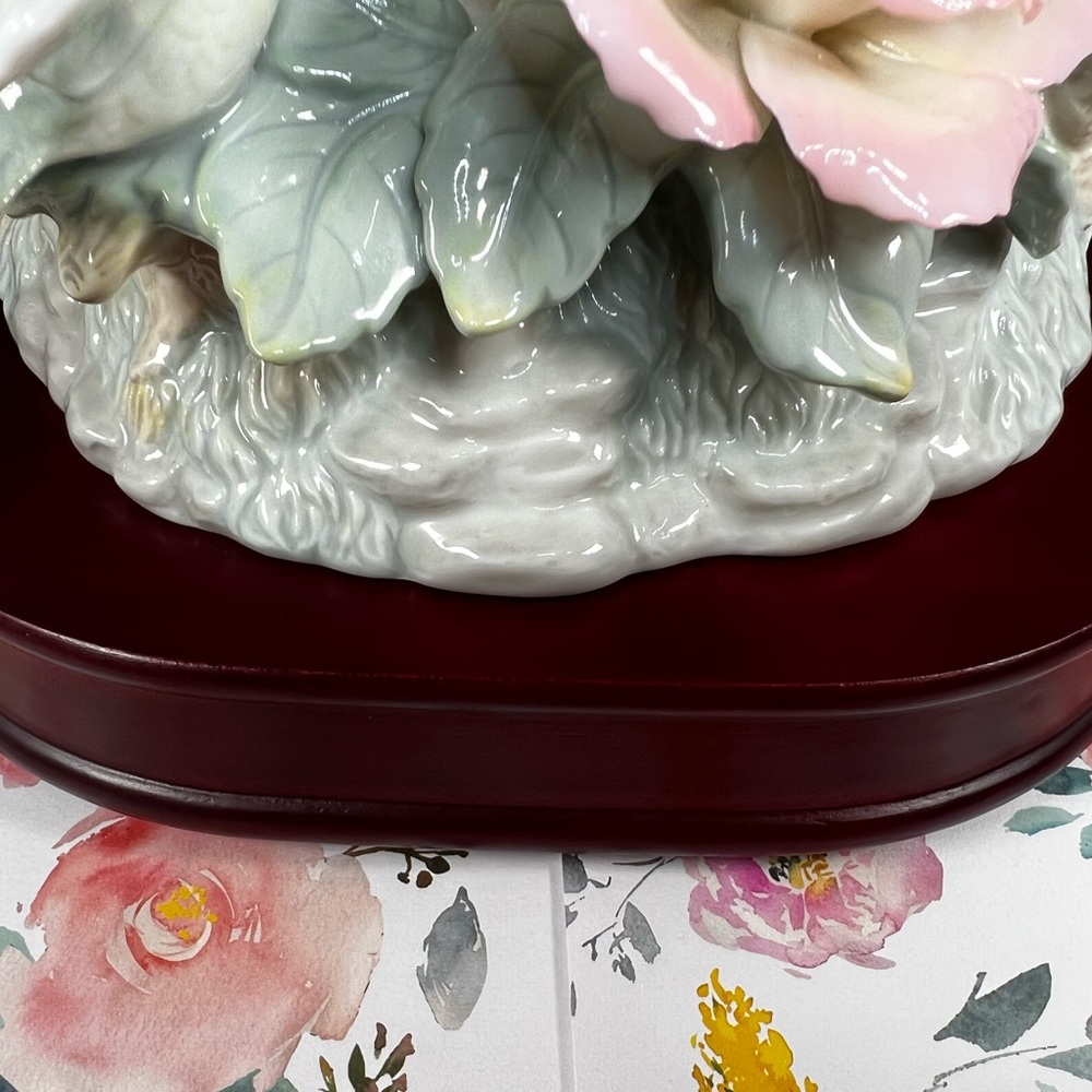 🛑SOLD🛑 Vintage Fluttering HUMMINGBIRDS Ceramic Music Box Plays "Close to you" - Picture 12 of 17